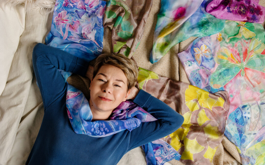 Malowanie na jedwabiu  – podaruj sobie jedwabną gawroszkę